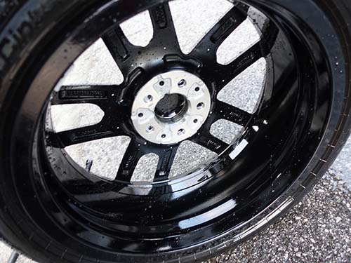 ホイール脱着時に裏側まで洗浄