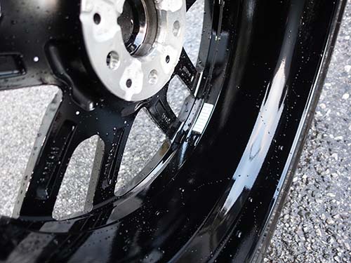 ホイール脱着時に裏側まで洗浄