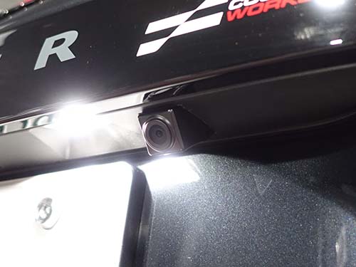 トランクリッドを加工してリアカメラを埋め込み