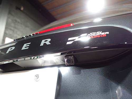 トランクリッドを加工してリアカメラを埋め込み