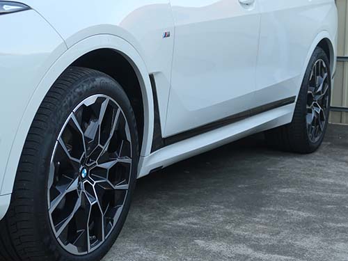 X7(G07)標準装着のサイドステップ