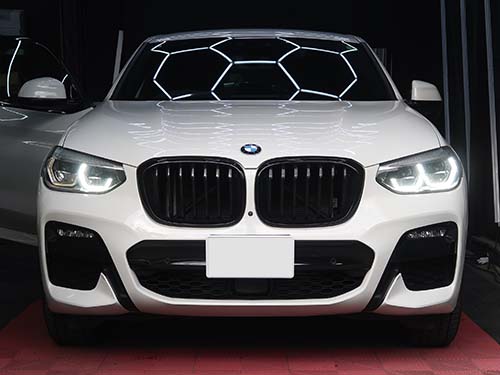 運転席側ヘッドライトの外側デイライトが暗く、さらに茶色く変色している