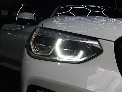 運転席側ヘッドライトの外側デイライトが暗く、さらに茶色く変色している