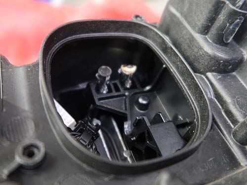 LEDの発熱によって、導光用アクリルが焼損している状態