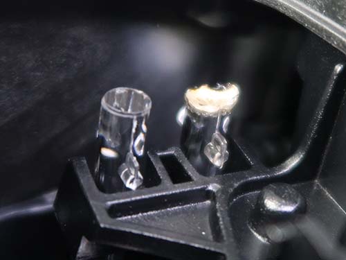 LEDの発熱によって、導光用アクリルが焼損している状態