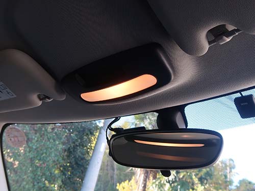 前後ルームライトが電球仕様で、フットライトやアンビエントライトは一切非装備