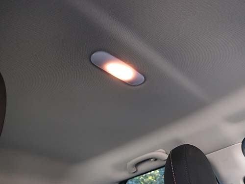 前後ルームライトが電球仕様で、フットライトやアンビエントライトは一切非装備