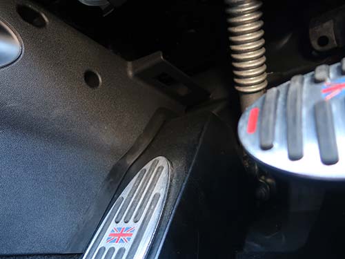 前後ルームライトが電球仕様で、フットライトやアンビエントライトは一切非装備