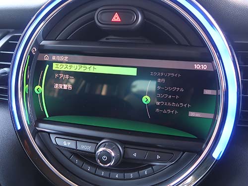 前後ルームライトが電球仕様で、フットライトやアンビエントライトは一切非装備