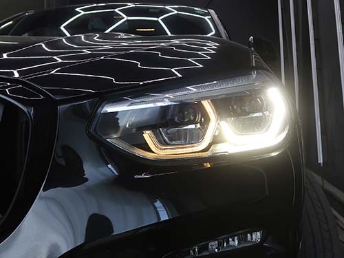 助手席側ヘッドライトの内側デイライトが暗く、茶色く変色している