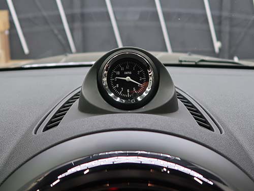 SMITHS製アナログクロックでMINIらしい室内