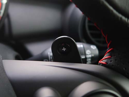 パドルシフトは右側：シフトアップ