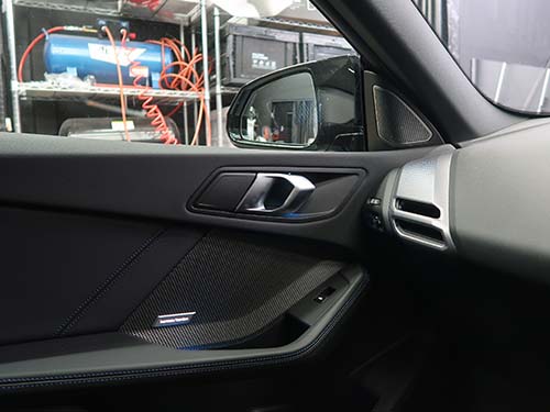 F74はハーマンカードンの純正オーディオが標準装備