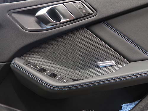 F74はハーマンカードンの純正オーディオが標準装備