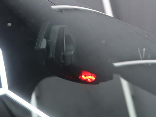 ルームミラー下部にあるセキュリティライトがロック状態に連動して動作