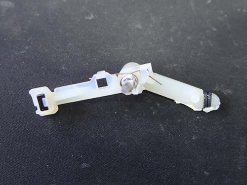 BMW F46 車両動き出し注意 対策|バネ交換で1時間修理