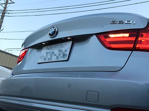 後退時ライセンスランプ発光輝度を50％に設定