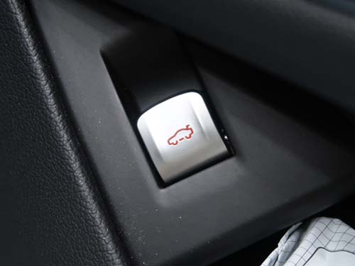 運転席ドアのトランクリッドスイッチ操作で電動トランクリッドのワンタッチクローズ有効化