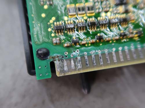 端子部分に明らかな腐食が進行