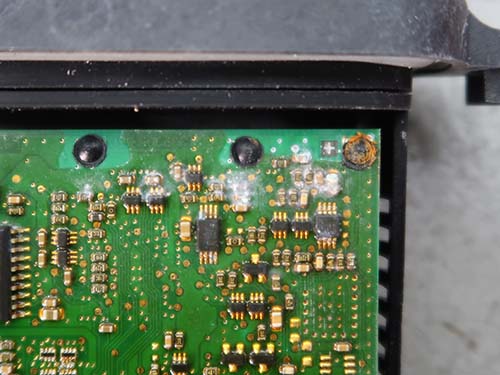 ヘッドライトを車両から取り外し、TMSを取り出して確認