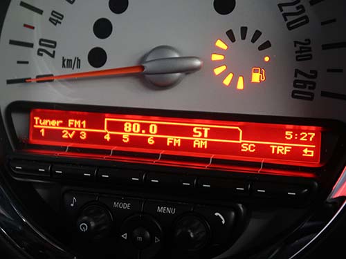 音量調整やラジオの選局操作