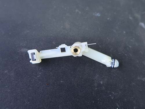 破損している金属バネのみを交換する修理方法