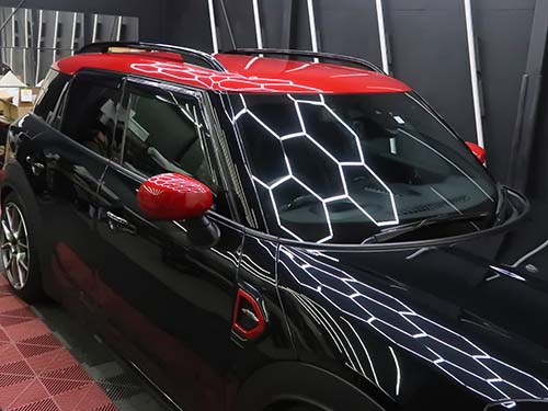 ウインドウ下部に配置されているクロームモールのブラックアウト化