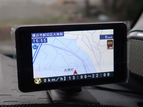 本体は運転席側ダッシュボード上へ設置