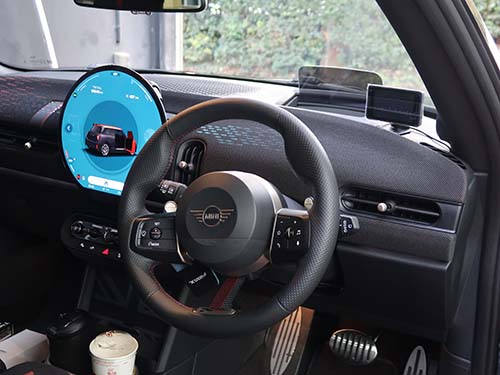 独自製作の専用電源取り出しハーネスを使用