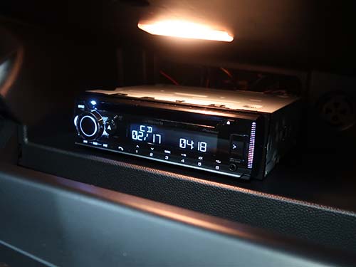 DEH-5600は1DINサイズのため、グローブボックス内部へ本体を設置