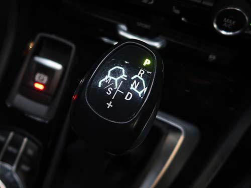 シフトレバーが「P」に入っているにもかかわらず、車両側が正しくパーキングポジションとして認識できていない