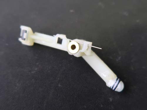 アッセンブリー交換ではなく、原因となっている金属バネのみを交換する修理