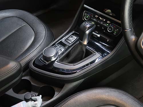 センターコンソールを取り外し、ギアセレクターユニットを取り外し