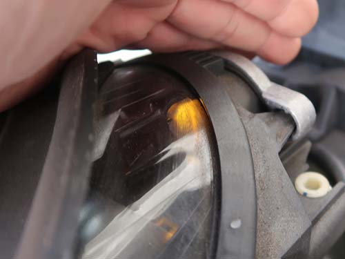 デイライト根元の発光色がホワイトではなく茶色に近い色であることが確認できた