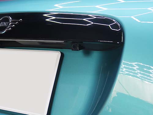 付属のステーを使用せず、トランクリッドへ埋め込み加工を施して取り付け