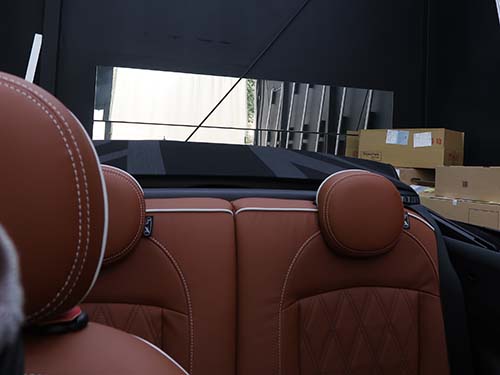 コンバーチブルは構造上、幌による後方視界の悪さがどうしてもネック