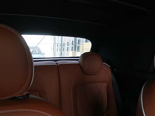 コンバーチブルは構造上、幌による後方視界の悪さがどうしてもネック