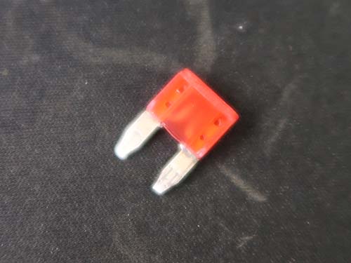 右側ヘッドライト用TMSのヒューズが切れていることを確認