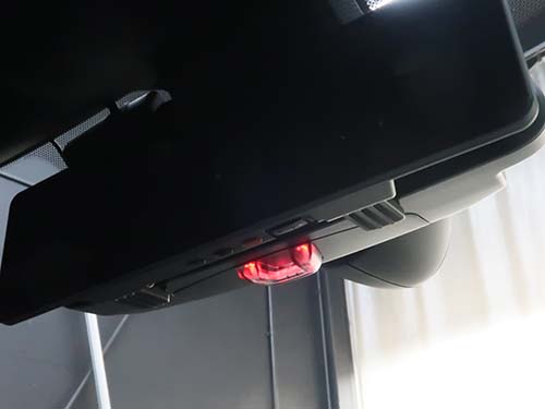 ルームミラー下部のセキュリティライトが、ドアロック時に赤色点滅発光