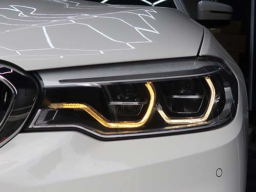 助手席側ヘッドライトのデイライトが暗く、内側は茶色く変色、外側も明らかに光量低下している状態