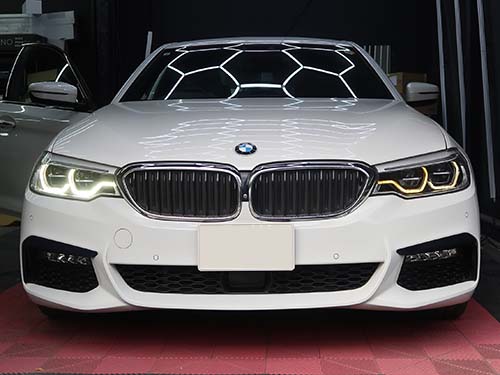 助手席側ヘッドライトのデイライトが暗く、内側は茶色く変色、外側も明らかに光量低下している状態