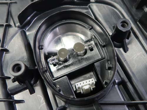 茶色く溶けた部分を丁寧に削り落とし、導光面を平滑かつ透明に仕上げる