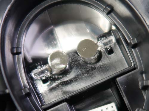 茶色く溶けた部分を丁寧に削り落とし、導光面を平滑かつ透明に仕上げる