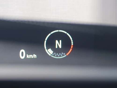 ヘッドアップディスプレイ（HUD）のスポーツ表示にシフトポジションを表示
