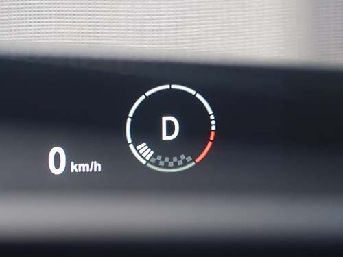 ヘッドアップディスプレイ（HUD）のスポーツ表示にシフトポジションを表示