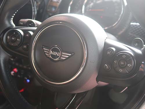 ステアリング中央のエアバッグ部を押すホーンは鳴らしづらい