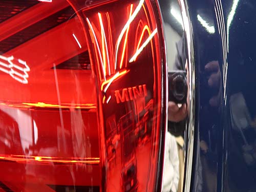 ミニ純正品の証は、テールライト側面の「MINI」マーク