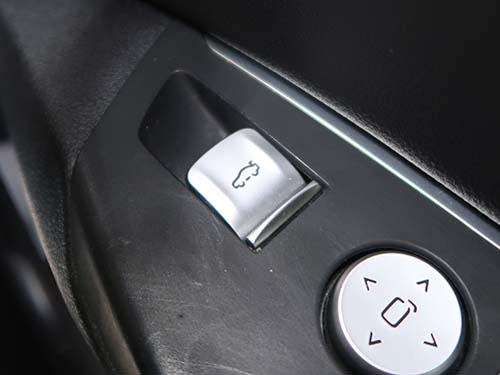 運転席ドアのスイッチ操作で電動トランクのワンタッチクローズ有効化