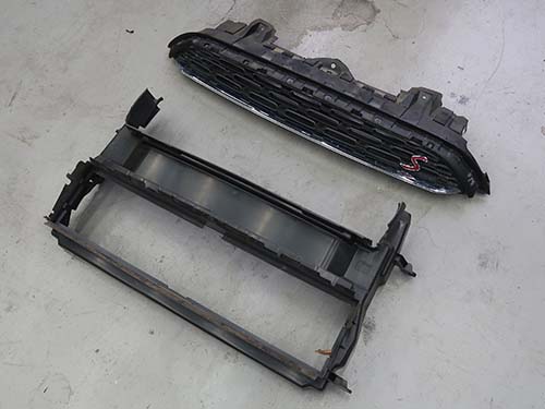 前期のフロントグリル&エアガイド&ライセンスプレートベース取り外し