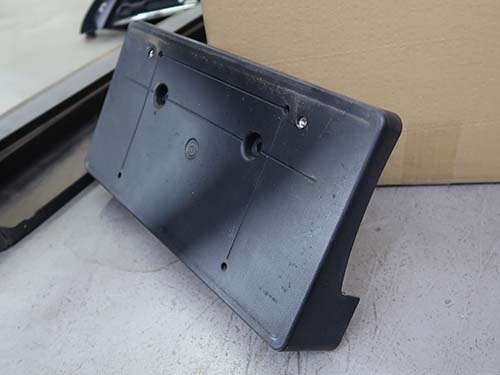 前期のフロントグリル&エアガイド&ライセンスプレートベース取り外し